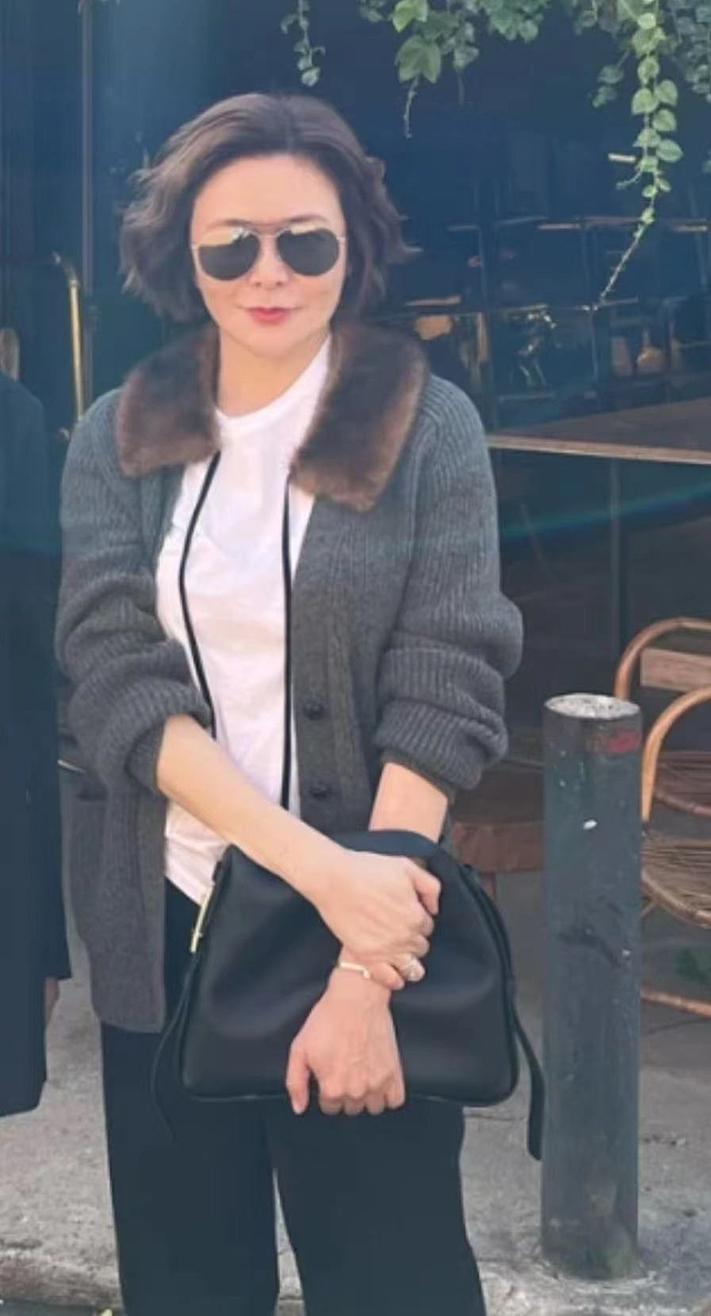 60岁关之琳现身法国街头，身材白嫩丰腴，穿万元衣在奢侈品店购物 - 2