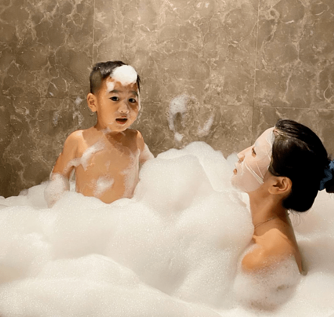 TVB前女星全裸和3岁儿子一起泡澡！被批不合适：他已经有意识 - 6