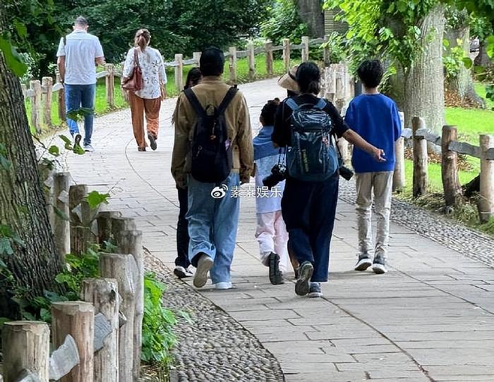 孙俪邓超一家观察剑桥，孩子手拿冰淇淋灿笑，12岁的等等长相很帅 - 4