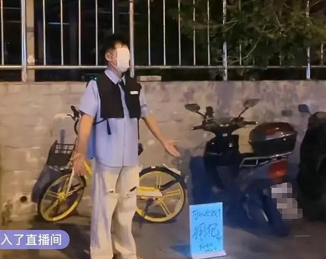 任泉怎么了？站上海街头几个小时张开双臂要拥抱，周围无人认出 - 1