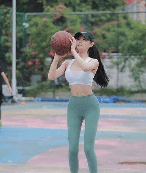 韩国美女靠健身锻炼体质，实现自己的篮球梦，坚持运动让她魅力四射 - 2