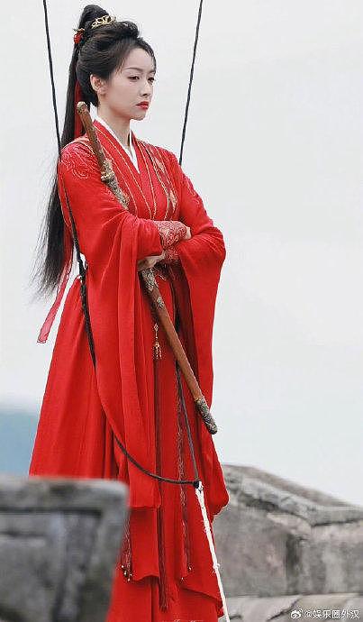 刘诗诗如意和宋茜新剧同款红衣持剑造型，你觉得相似度高吗 - 3