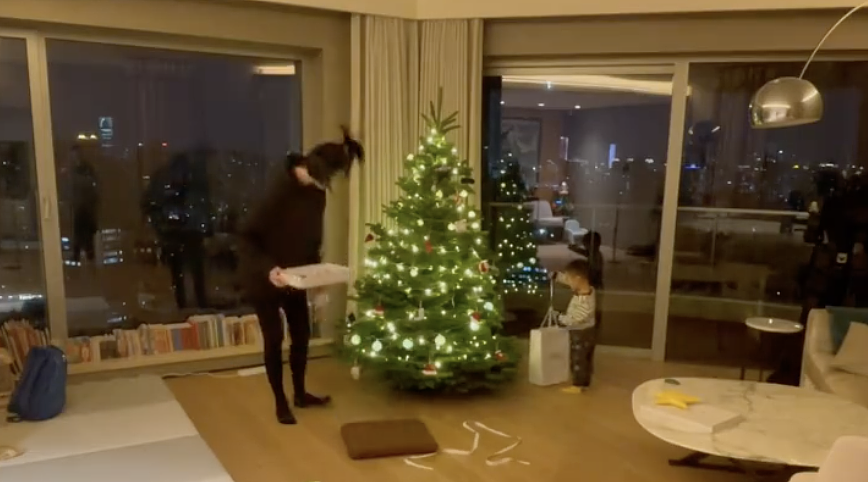 奚梦瑶产后陪儿子装饰圣诞树，两个保姆一起帮忙，超大客厅好敞亮 - 5