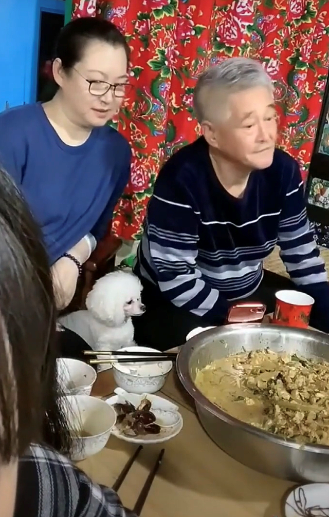 赵本山满头白发与徒弟聚会，坐炕上吃大盆菜，妻子戴玉镯白皙丰腴 - 5