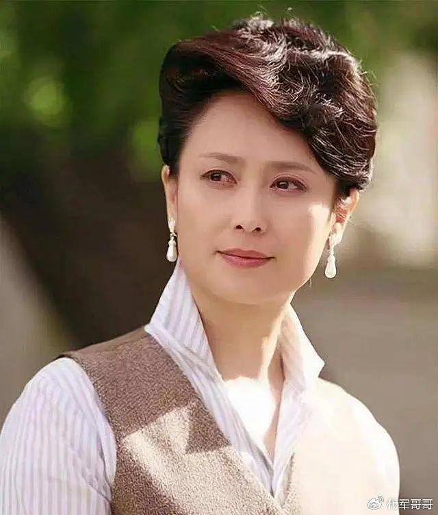 她31岁因《情满珠江》爆红，离婚后父亲去世，如今60岁二婚很幸福 - 17