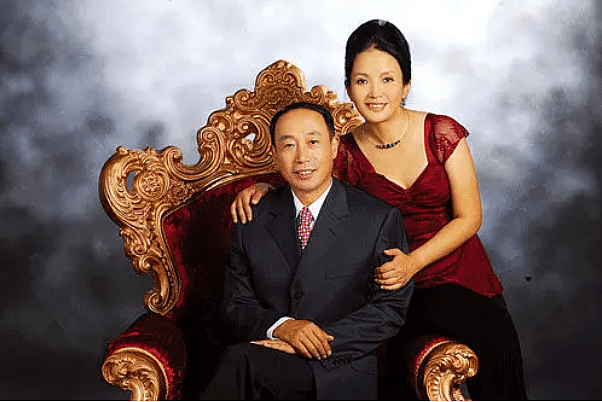 吕丽萍与儿子罕见同框互动，历经三段情史，嫁二婚丈夫定终身 - 10