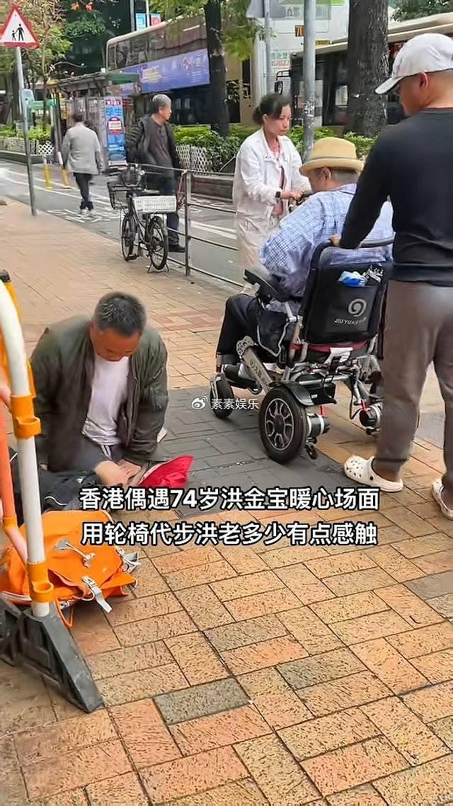 72岁洪金宝坐轮椅给乞丐送钱，亲自将500元递到乞丐手中 - 3