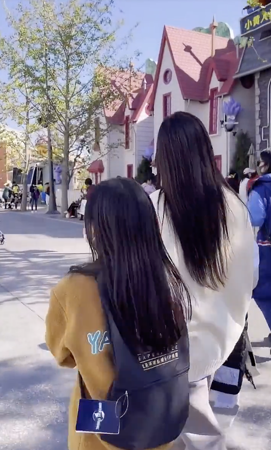 李小璐带女儿打卡环球影城，母女俩同步秀高抬腿，同款发型像姐妹 - 4