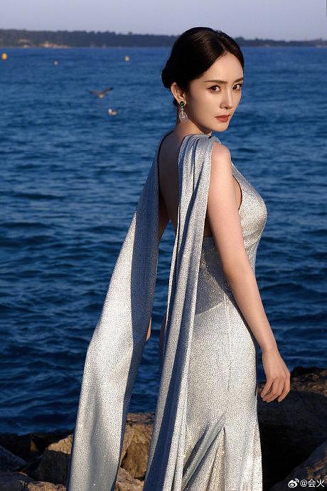 杨幂戛纳红毯造型出图，一袭淡蓝色闪钻长裙在夕阳的映照下熠熠发光… - 3