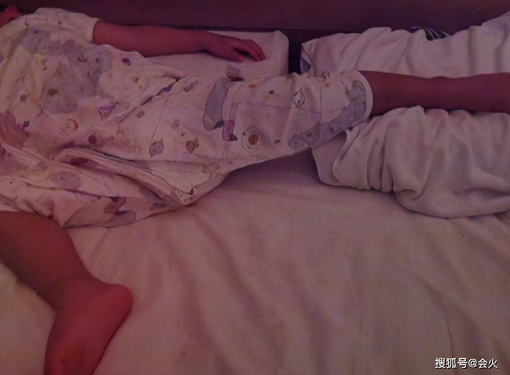 张歆艺晒儿子，2岁四坨躺床上喝牛奶，倒着看书跷二郎腿姿势悠闲 - 5