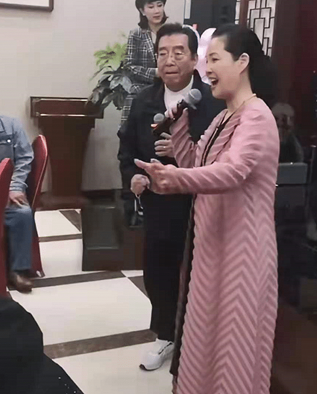 83岁李双江教女徒弟唱歌，有板有眼脸上皱纹瞩目，女方被指整容脸 - 8
