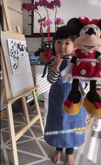 TVB视帝自认曾年少轻狂，3岁女儿变身小画家超可爱，越大越像妈妈 - 4