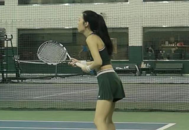 李咏21岁女儿法图麦越长越美，打网球肌肉线条吸睛，素颜皮肤白皙 - 1