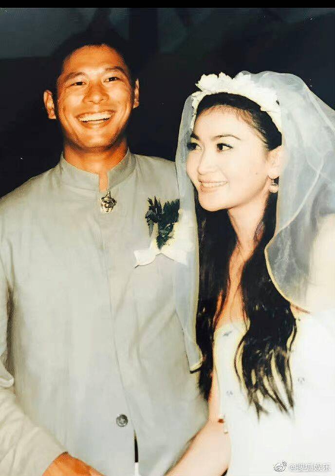 55岁温碧霞庆祝结婚21周年，晒婚礼珍贵照片，两人婚姻曾亮红灯 - 3