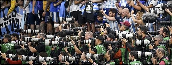 上图是外媒提供的专业摄影师在场边拍摄阿根廷与克罗地亚的世界杯半决赛的照片