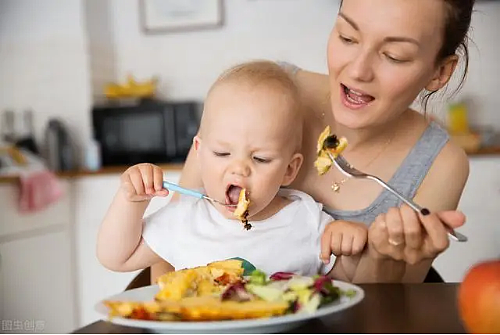 宝宝多大能吃“大人饭”？吃早了不利于孩子健康，家长不能随便喂 - 2