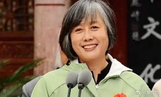 她是“央视名嘴”，因揭露姜昆丑闻被封杀，如今65岁处境如何？ - 6