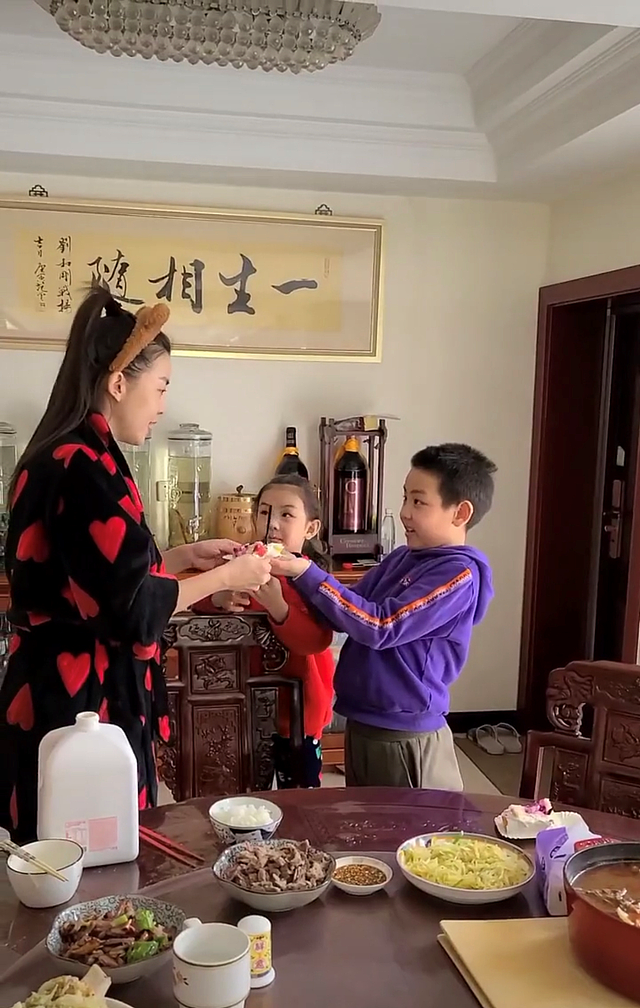 刘和刚给母亲低调庆生，一家八口吃家常小菜，宅内红木家具显大气 - 5