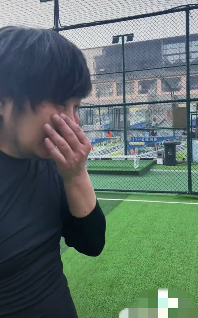 45岁王大治罕晒近况，与女足教练一起踢球，累到气喘吁吁白发抢镜 - 7