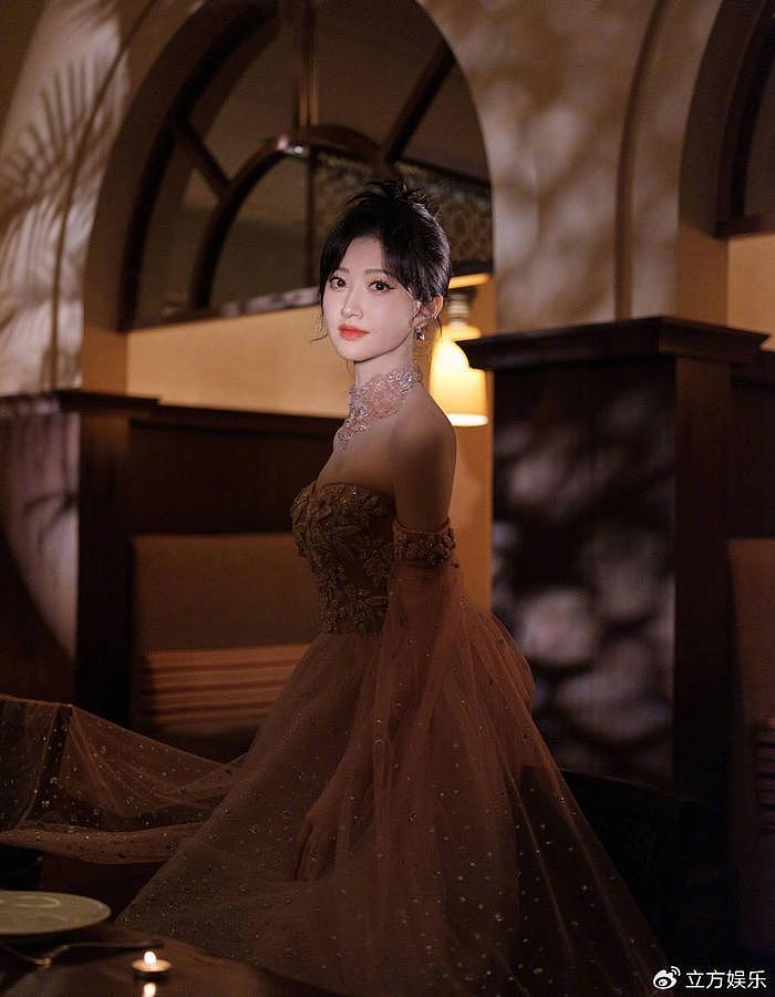 景甜穿淡粉闪钻纱裙好优雅 仿佛城堡里的甜美公主 - 5