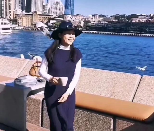 歌手田震晒视频分享日常，背景音乐用刀郎的歌，现久居国外很惬意 - 1