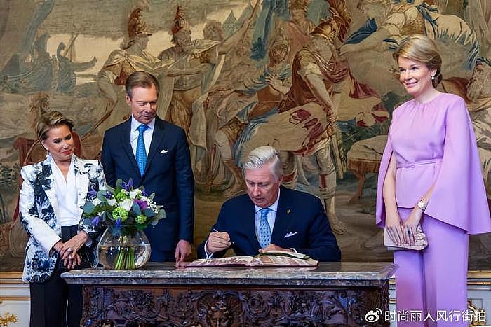 比利时王后陪同卢森堡大公夫人惊艳了！粉色斗篷套装超美，好嫩啊 - 5