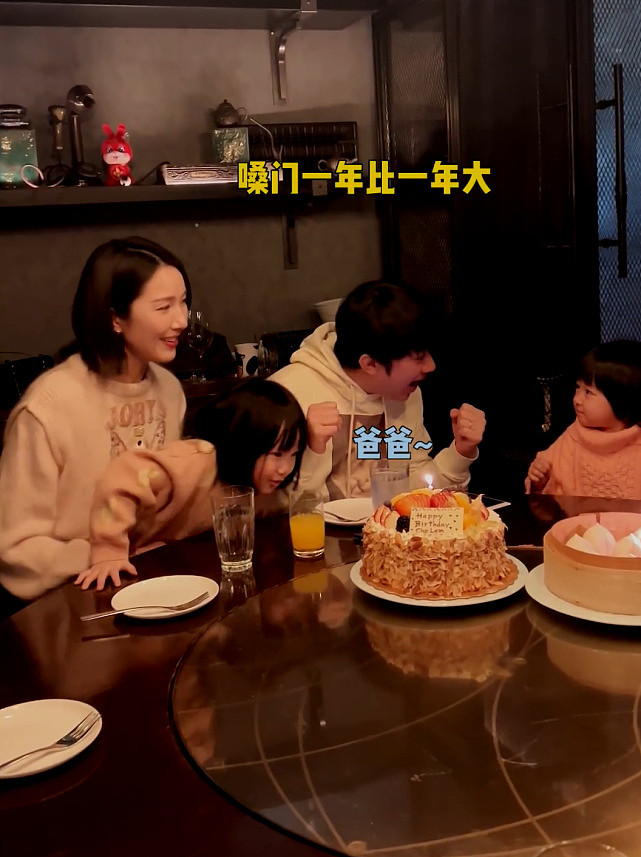 王祖蓝生日与妻女一起开心度过 获两个女儿献吻很甜蜜 - 2