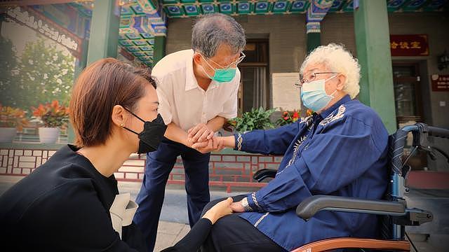 95岁老艺术家田华罕见现身，身体硬朗超年轻，即兴朗诵中气十足 - 10