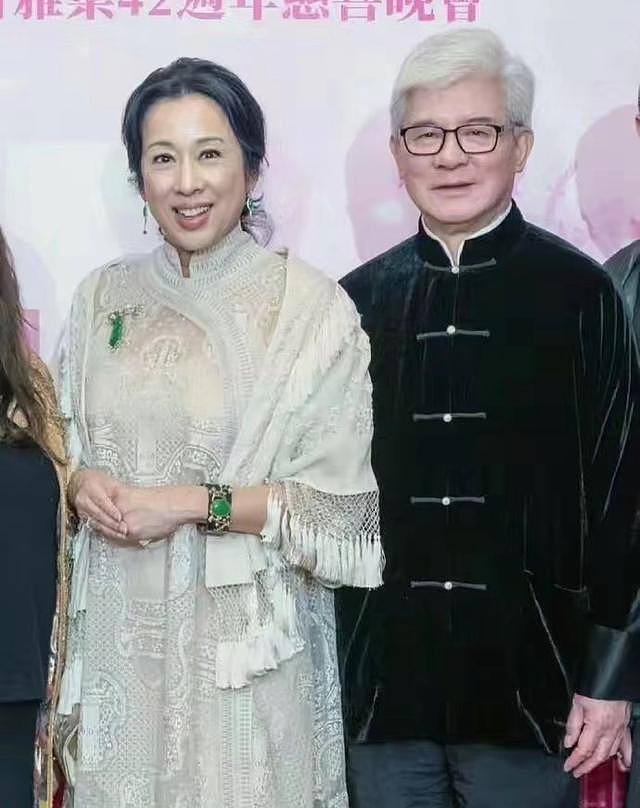 朱玲玲陪罗康瑞巡视上海产业，霍启人随行，与身家百亿继父关系好 - 12