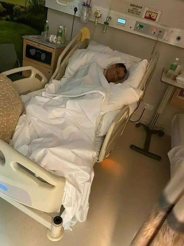 80岁港星回广州祭祖，刚做完大手术，行动不便仍配合摆拳击姿势 - 16