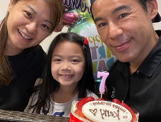 TVB男艺人徐荣在家为女儿庆祝7岁生日 每年为子女花几十万学费 - 2