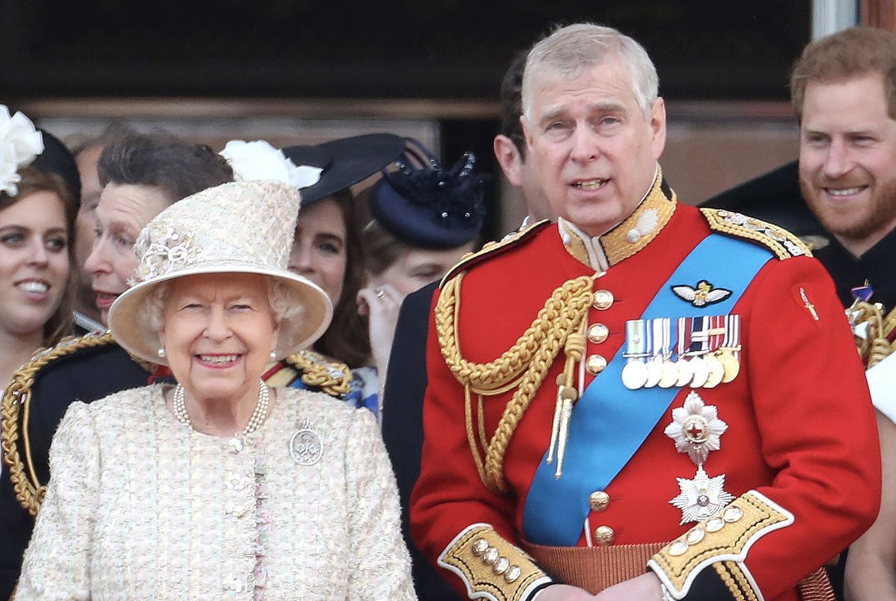 英国95岁女王首次在公开场合拄拐杖，网友：怪哈里王子不省心？ - 4