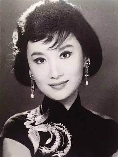 她是香港影视圈的绝色美女，被金庸狂追7年，却嫁给了小商人 - 1