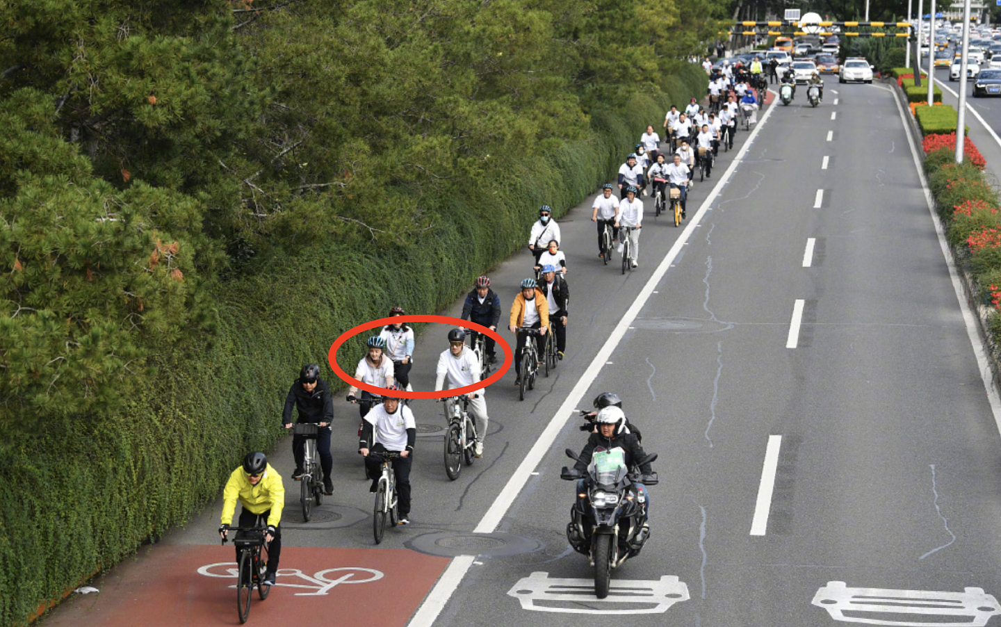 袁弘张歆艺合体参加公益骑行，沿二环骑33公里，提倡低碳绿色生活 - 9