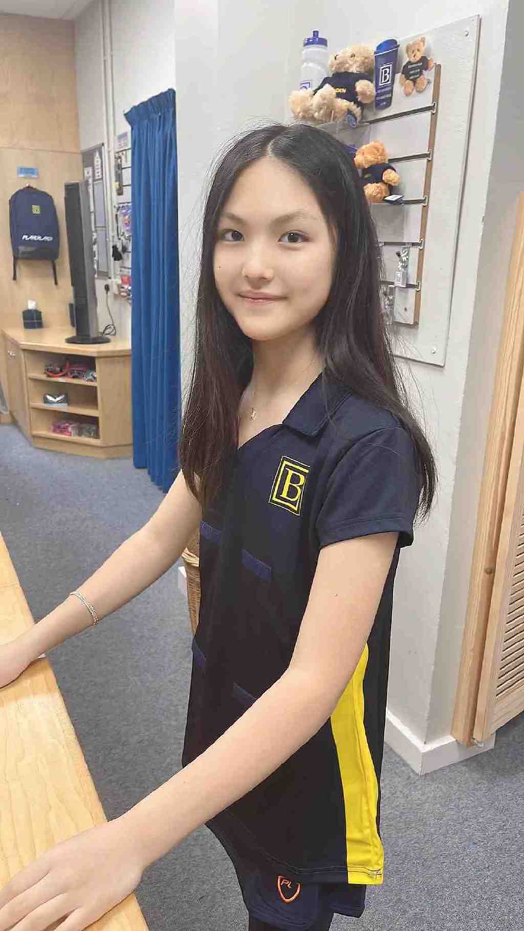 李湘在英国为女儿庆生，13岁王诗龄又瘦又美，造型像极小公主 - 6