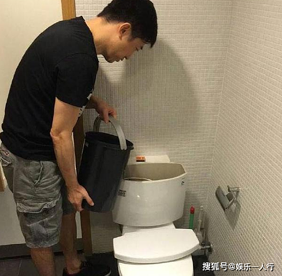 一起看庾澄庆的住宅：马桶储水箱需要手动加水，难道不请工人维修 - 6