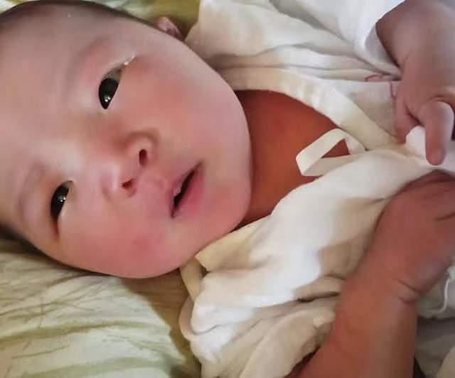 37岁李依瑾失联一年后官宣生子，素颜抱宝宝显母性，疑在家中生产 - 4