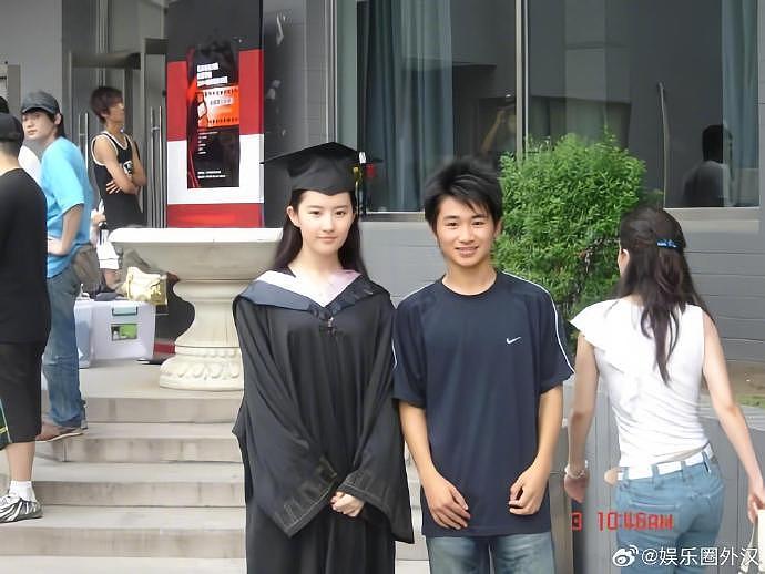 考古刘亦菲北电毕业照 ​​​ 这时候才19岁吧 美的像另一个维度的 - 1
