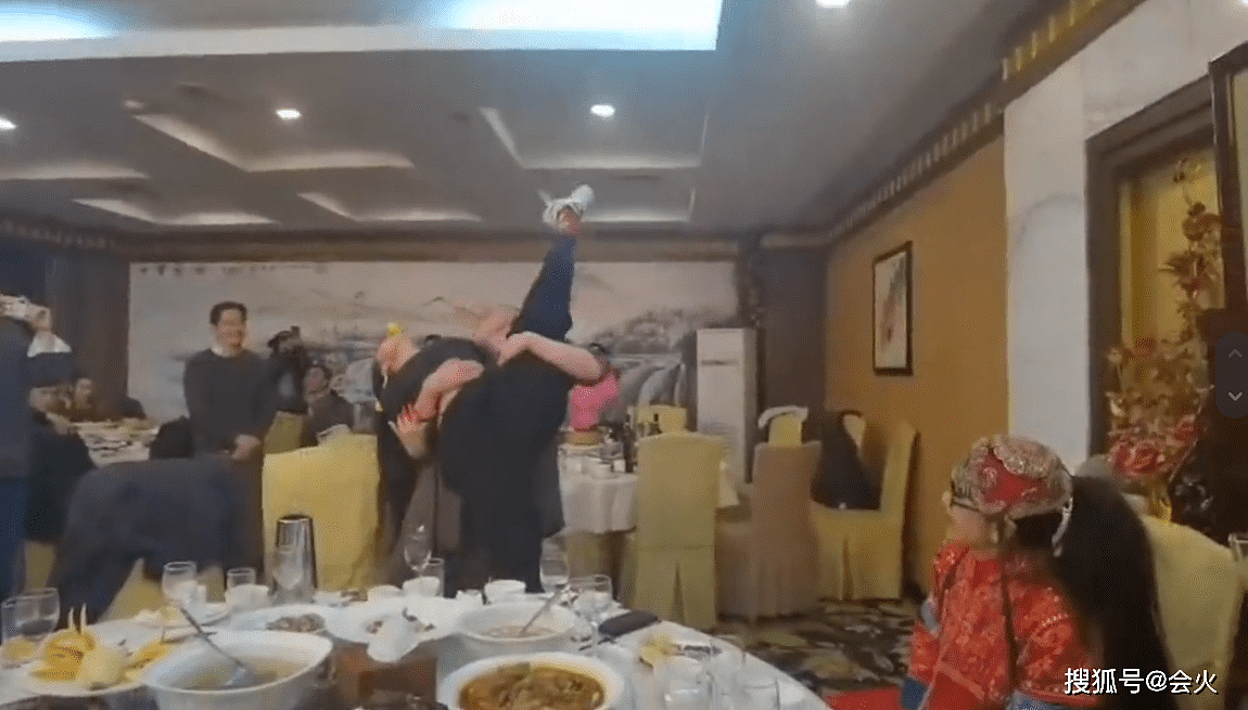 62岁杨丽萍饭局上斗舞！看徒弟跳舞不停指导太投入，被吐槽戏太多 - 3