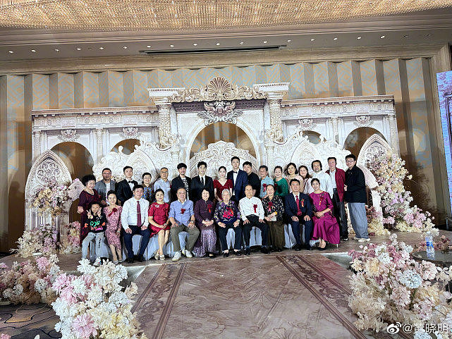 黄晓明参加表弟婚礼，与家人开心大合影，未见爱子小海绵 - 3
