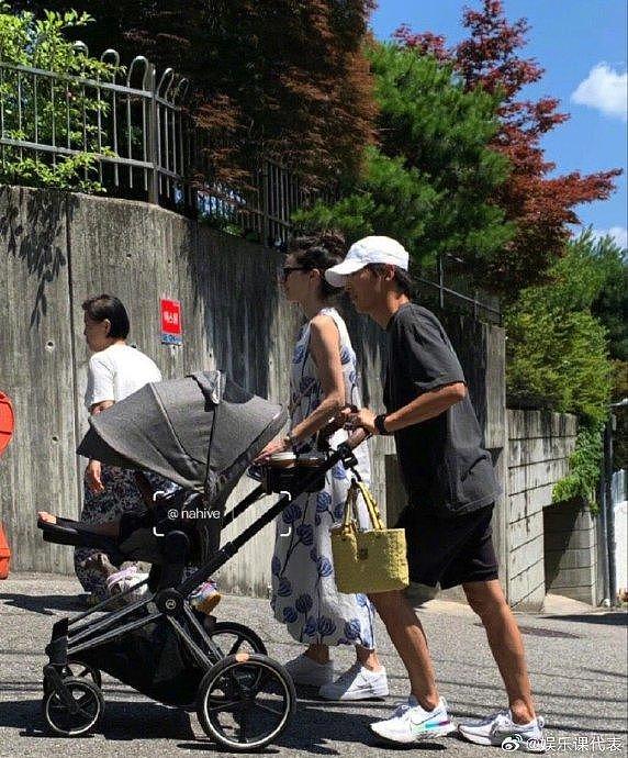 有网友在首尔偶遇宋仲基夫妇出门遛娃，宋仲基头戴棒球帽穿着低调，推着婴儿车 - 1
