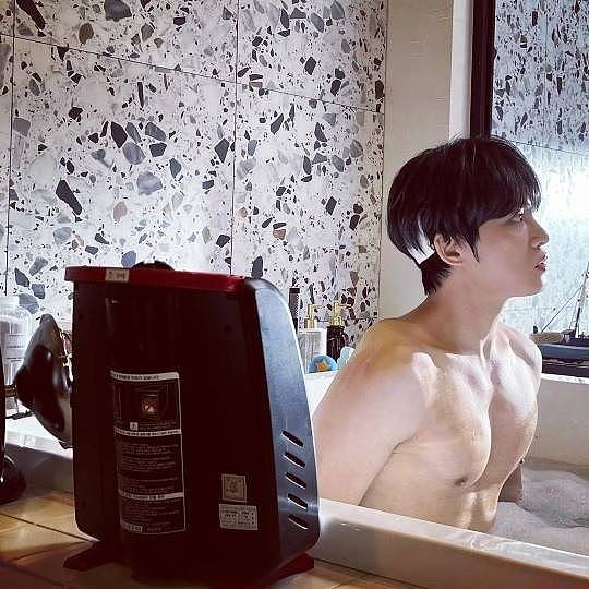 韩国艺人金在中晒洗浴照 坐浴缸大秀健美身材 - 1