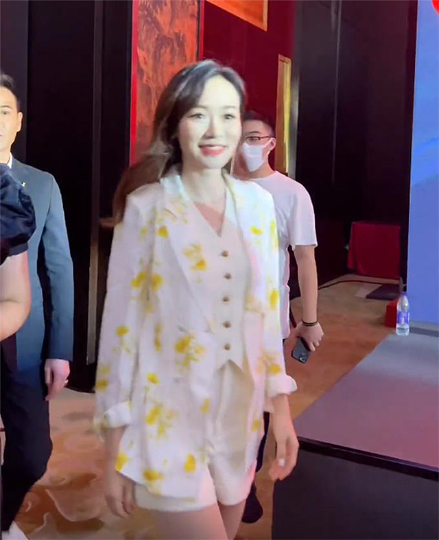 港姐向海岚近照曝光，和TVB一众艺人相聚难掩笑容 - 3