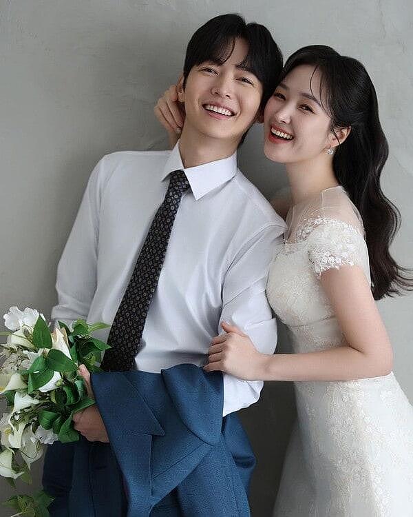 韩国女星宣布，与小三岁男演员结婚，公开婚纱照，网友表示祝福 - 2