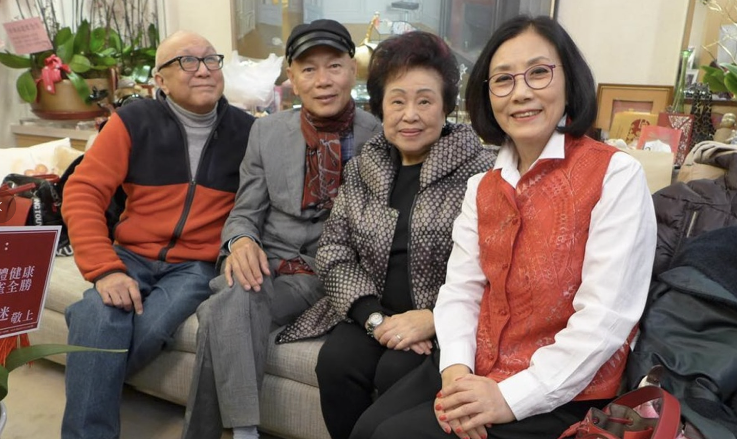90岁谭倩红与薛家燕叙旧，头发黑亮精神饱满，看不出两人相差19岁 - 6