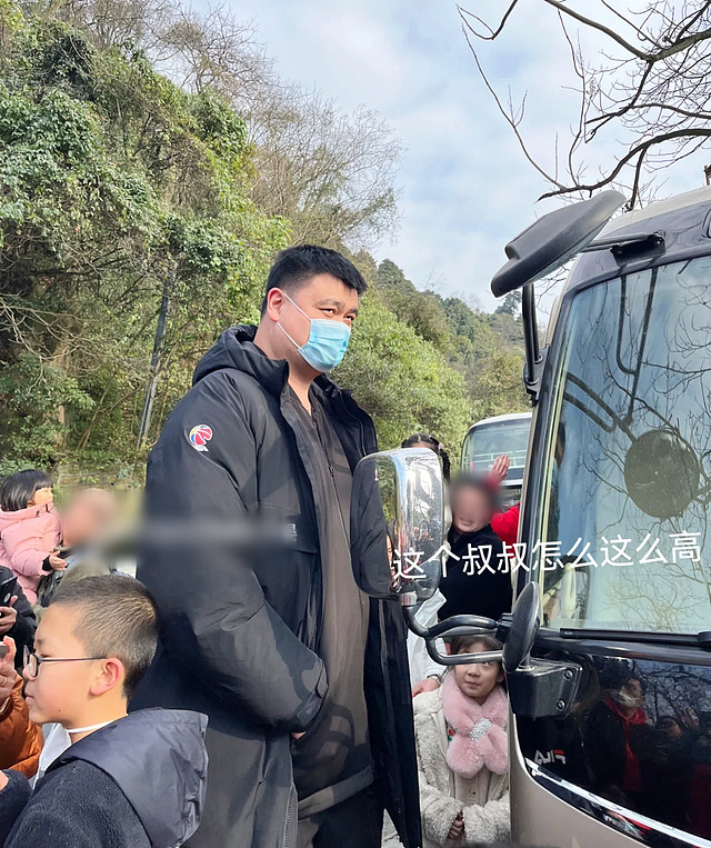 姚明一家过年去四川旅游，都江堰景区被路人围拥，坐大巴车显低调 - 10