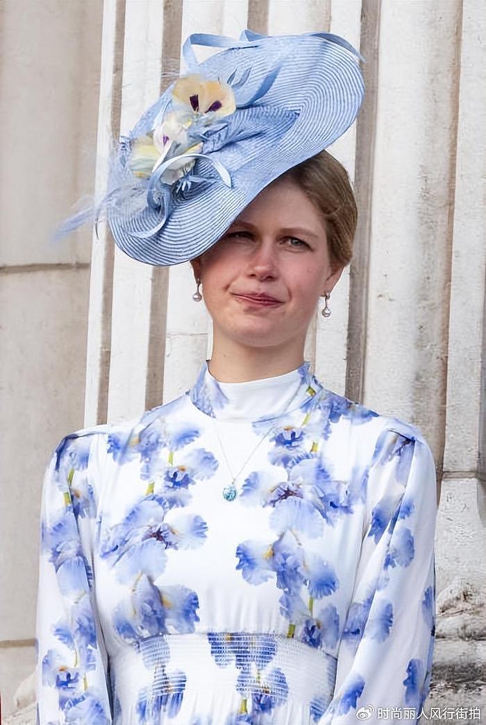 英女王20岁小孙女在庆典成时尚黑马！穿蓝色印花裙好美，不输小夏 - 7