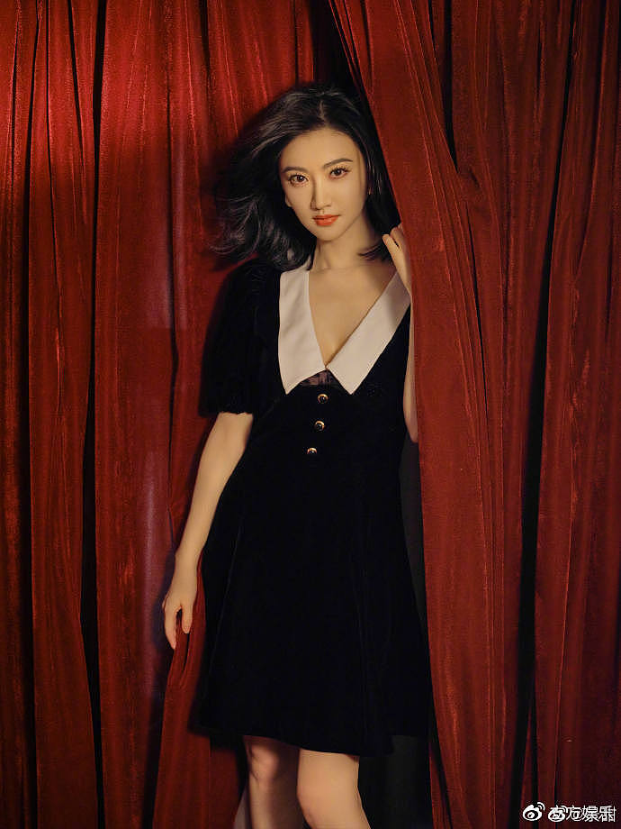景甜分享黑红复古写真 一身黑色丝绒裙优雅大方 - 1