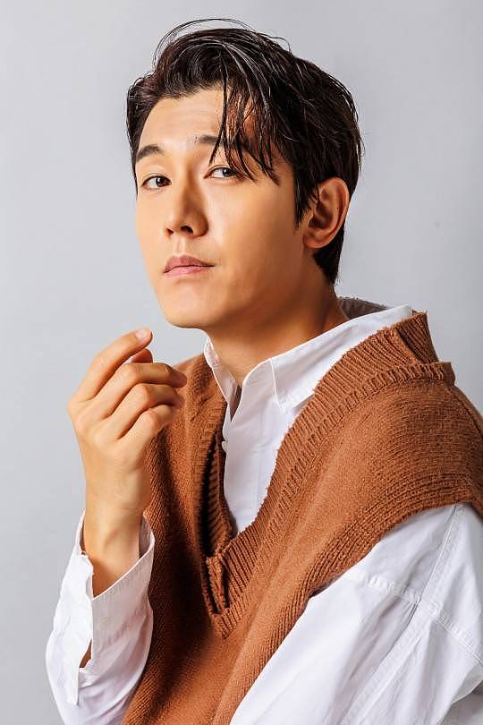 韩国男演员李基宇最新杂志写真曝光 白衬衫打领带隐约秀好身材 - 2