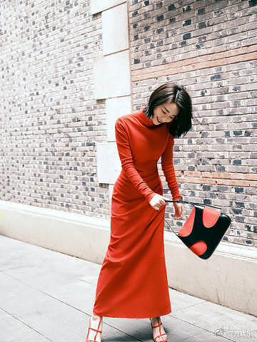 刘雅瑟露背红色长裙造型亮眼 酷拽优雅一键切换 - 4